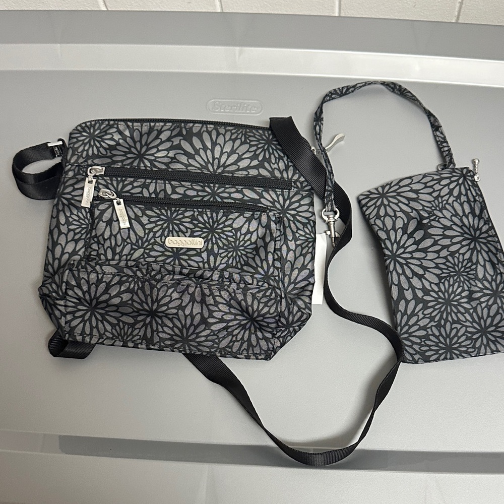 Baggallini Black Gray Floral Crossbody with Wristlet